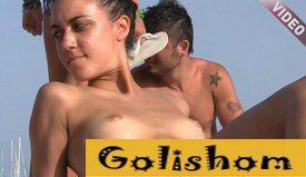 Симпатичная девушка с небольшими сиськами топлес видео