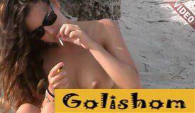 Очаровательная нудистка на пляже у моря