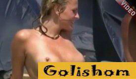 Русская девушка нудист со своим парнем на пляже