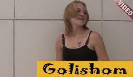 Рыжая красотка показывает свои маленькие титьки на публике