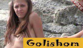 Молодые девушки нудисты решили позагорать топлес