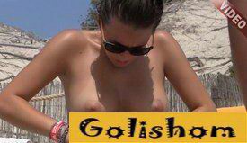 Сексуальная нудистка показала свои большие сиськи