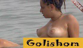 Голая девушка нудист купается в море