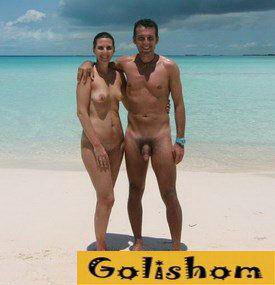 Нудисты отдыхают на море