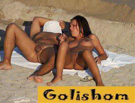 Голые парни и девушки на пляже