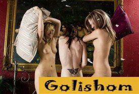 Битва подушками нудисток