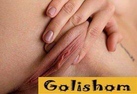 Девушки раздвигают половые губки