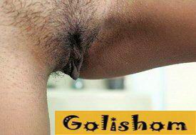 Моется в ванной и показывает нам волосатую вульву