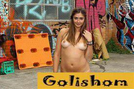 Позирует на фоне граффити с волосатой вульвой