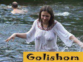 Нудисты купаются на речке