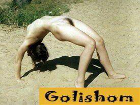 Гимнастки голышом встают на мостик