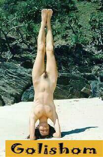 Гимнастки голышом стоят на руках