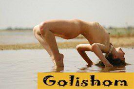 Девушки голышом делают мостик