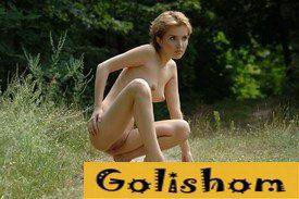 Голые красотки сидя на корточках