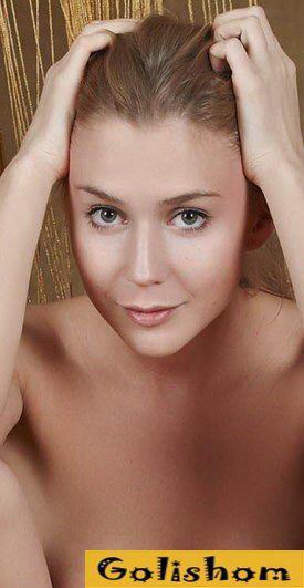 Голая молодая нудистка у себя дома