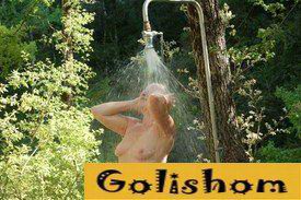 Подловил соседку пока она принимала душ в саду