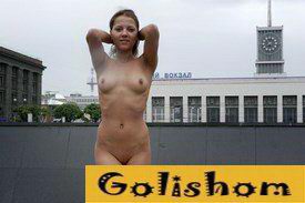 Голая на улице у финского вокзала