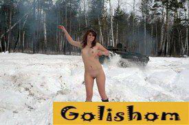 Голая красотка зимой в лесу среди танков