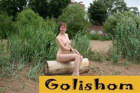 Голая нудистка на людном пляже