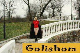 Голая блондинка в парке у моста