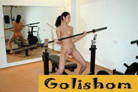 Голая гимнастка на тренажерах