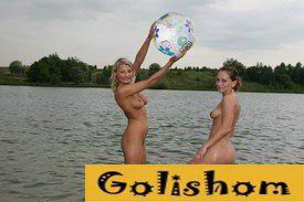 Девки в озере купались