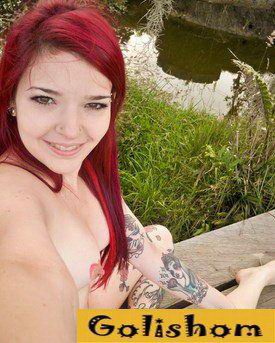 Девушка фотографирует сама себя