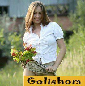 Девушка задирает юбку