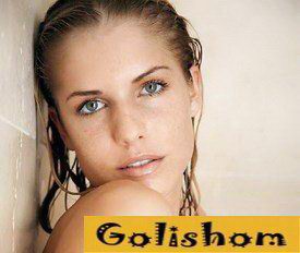 Милая худышка в сауне