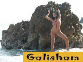 Голенькая нудистка у скал