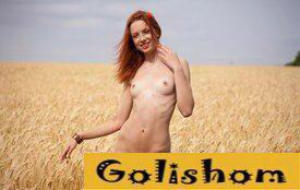 Русская красотка  в поле