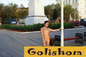 Голая красотка в сквере у памятника