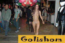 Голышом за покупками