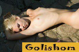 Нудистка в шляпе