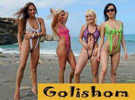 Пляжные девушки на море