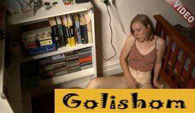 Красотка трет мохнатую киску