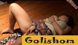 Мастурбирует дома