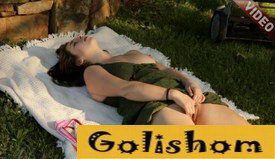 Пухленькая красотка мастурбирует