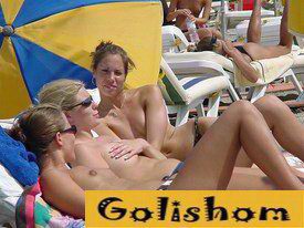 Парни взяли с собой камеру на нудистский пляж