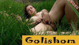 Дачница мастурбирует на газоне видео