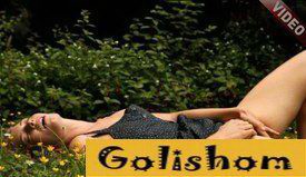 Мастурбирует среди одуванчиков на траве