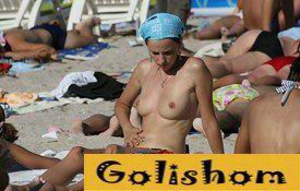 Обнаженные девушки на пляже