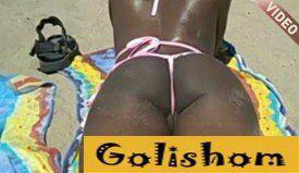 Симпаичная негритянка в мини бикини видео