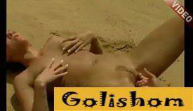 Любовь на пляже двух красоток