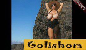 Молодая больше-грудная нудистка поставила камеру на пляже