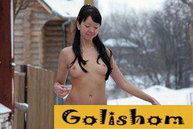 Голые красотки прям на улице