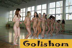 Спортивные нудистки в спортзале