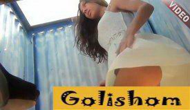 Очень красивая девушка в пляжной кабинке