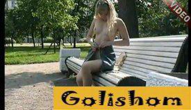 Молодая красотка разделась в парке