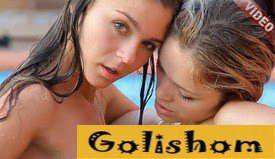 Две красотки резвятся в бассейне